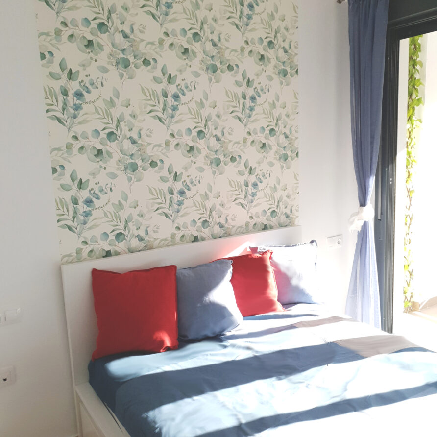 holiday-almeria-Garrucha-cerca-Mojacar-sunny-apartment-bedroom-double-bed-tv-vacaciones-almeria-Garrucha-soleado-apartamento-dormitorio-1
