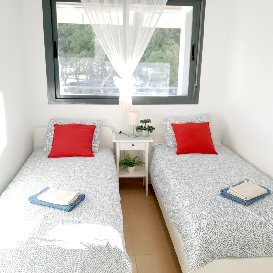 holiday-almeria-Garrucha-cerca-Mojacar-sunny-apartment-bedroom-vacaciones-almeria-Garrucha-soleado-apartamento-dormitorio-2