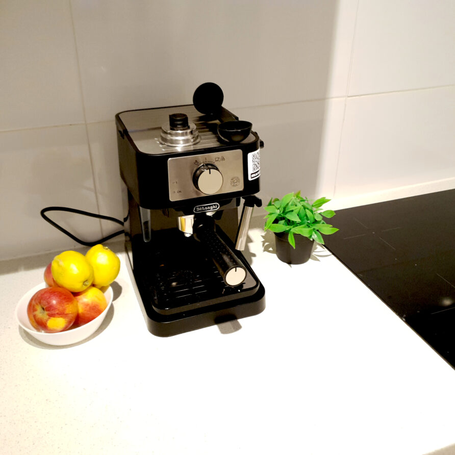 holiday-almeria-Garrucha-cerca-Mojacar-sunny-apartment-kitchen-coffee-machine-vacaciones-almeria-Garrucha-soleado-apartamento-cocina-cafe-espresso-1